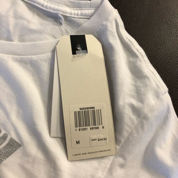 NEW Levi’s t-shirt! - Picture 4 of 4